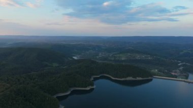 Güzel Manzara Barajı Solina Dağları Bieszczady Hava Manzarası Polonya. Yüksek kalite 4k görüntü