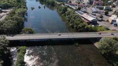 Güzel Peyzaj Nehri San Köprüsü Sanok Hava Manzarası Polonya. Yüksek kalite 4k görüntü