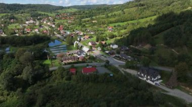 Güzel manzara şehir merkezi Bieszczady Wolkowyja Hava Manzarası Polonya. Yüksek kalite 4k görüntü