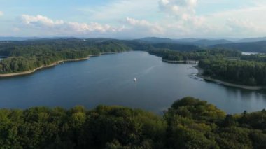 Güzel manzara Polanczyk Gölü Solina Bieszczady Hava Görüntüsü Polonya. Yüksek kalite 4k görüntü