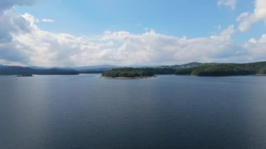 Güzel Peyzaj Gölü Solina Dağları Bieszczady Hava Görüntüsü Polonya. Yüksek kalite 4k görüntü