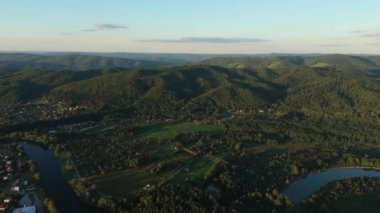 Güzel Manzara Nehri San Sanok Dağları Bieszczady Hava Manzarası Polonya. Yüksek kalite 4k görüntü