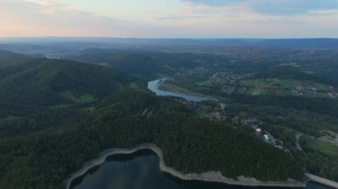 Güzel Peyzaj Gölü Solina Dağları Bieszczady Hava Görüntüsü Polonya. Yüksek kalite 4k görüntü