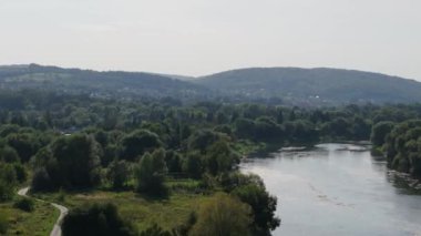 Güzel Peyzaj Nehri San Dağları Przemysl Hava Manzarası Polonya. Yüksek kalite 4k görüntü