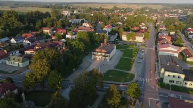 Şehir merkezindeki güzel konsey pazar meydanı Narol Aerial View Poland. Yüksek kalite 4k görüntü