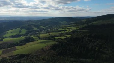 Güzel Peyzaj Dağları Bieszczady Hava Manzaralı Polonya. Yüksek kalite 4k görüntü