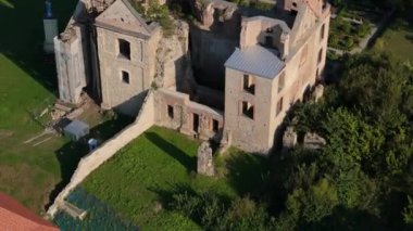 Zagorz Manastırı 'nın kalıntıları Bieszczady Hava Manzarası Polonya. Yüksek kalite 4k görüntü