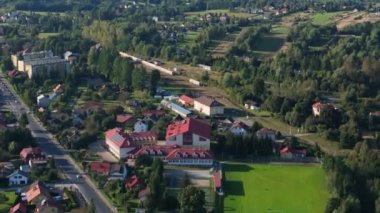 Güzel Peyzaj Tren İstasyonu Nowy Zagorz Hava Görüntüsü Polonya. Yüksek kalite 4k görüntü