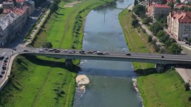 Güzel Köprü Nehri San Przemysl Hava Manzarası Polonya. Yüksek kalite 4k görüntü