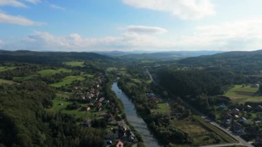 Güzel Peyzaj Dağları Bieszczady Nehri Zagorz Hava Manzarası Polonya. Yüksek kalite 4k görüntü