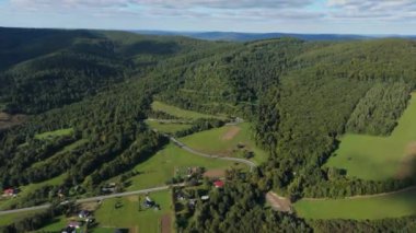 Güzel Serpentine Yolu Dağı Bieszczady Sanok Hava Manzarası Polonya. Yüksek kalite 4k görüntü