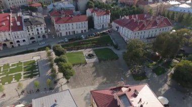 Güzel Fountain Old Town Pazar Meydanı Przemysl Hava Manzarası Polonya. Yüksek kalite 4k görüntü