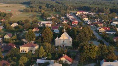 Güzel manzara kilisesi Narol Hava Manzarası Polonya. Yüksek kalite 4k görüntü