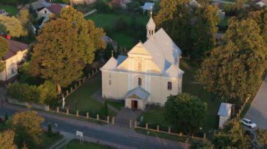 Güzel manzara kilisesi Narol Hava Manzarası Polonya. Yüksek kalite 4k görüntü