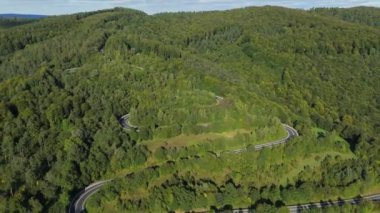 Güzel Serpentine Yolu Dağı Bieszczady Sanok Hava Manzarası Polonya. Yüksek kalite 4k görüntü