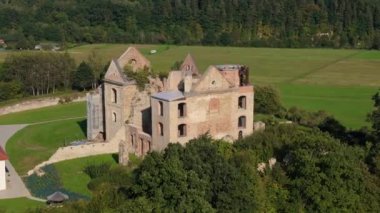 Zagorz Manastırı 'nın kalıntıları Bieszczady Hava Manzarası Polonya. Yüksek kalite 4k görüntü