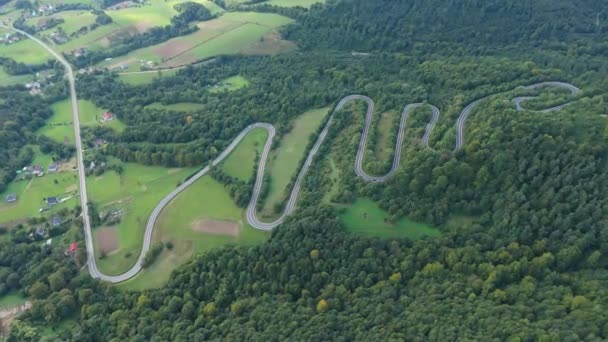 Gyönyörű Serpentine Road Mountain Bieszczady Sanok Aerial View Lengyelország Kiváló — Stock videók
