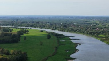 Güzel Peyzaj Nehri Vistula Sandomierz Hava Görüntüsü Polonya. Yüksek kalite 4k görüntü