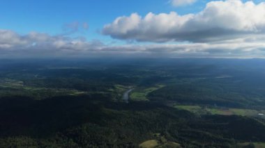 Güzel Peyzaj Gökyüzü Nehri Dağları Bieszczady Hava Görüntüsü Polonya. Yüksek kalite 4k görüntü