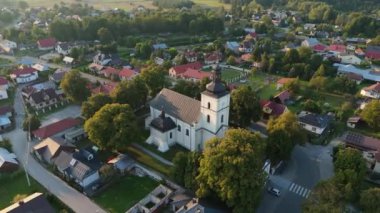 Güzel şehir merkezi kilisesi Narol Hava Manzarası Polonya. Yüksek kalite 4k görüntü