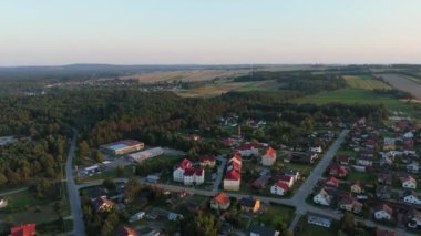 Güzel Peyzaj Konutları Ormanı Narol Hava Manzarası Polonya. Yüksek kalite 4k görüntü
