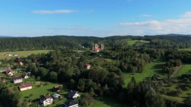 Zagorz Manastırı 'nın güzel manzara kalıntıları Bieszczady Hava Manzarası Polonya. Yüksek kalite 4k görüntü