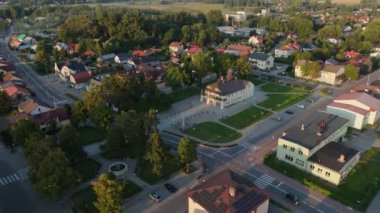 Şehir merkezindeki güzel konsey pazar meydanı Narol Aerial View Poland. Yüksek kalite 4k görüntü