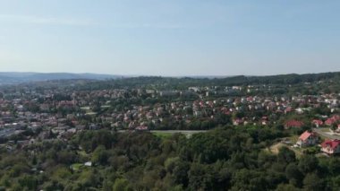 Güzel Peyzaj Tepesi Dağ Konutları Przemysl Hava Manzarası Polonya. Yüksek kalite 4k görüntü