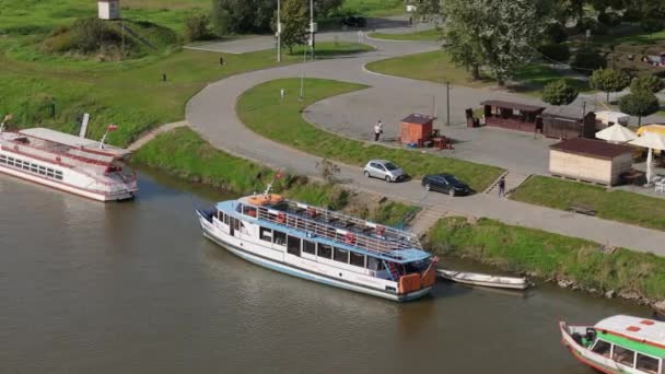 美しいボート リバー ヴィスラ ブールバード サンドミシュ アリアルビュー ポーランド 高品質の4K映像 — ストック動画