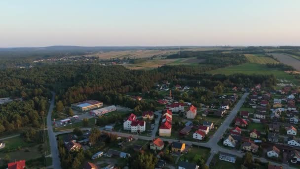 美しい景観ハウジングエステートフォレストナロール空中ビューポーランド 高品質の4K映像 — ストック動画