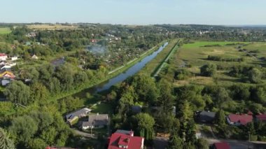 Güzel Peyzaj Nehri Tepesi Evleri Krasnystaw Hava Manzaralı Polonya. Yüksek kalite 4k görüntü