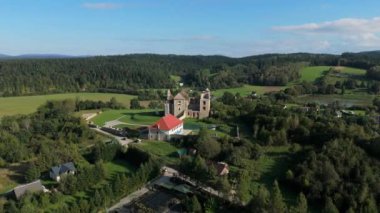 Zagorz Manastırı 'nın güzel manzara kalıntıları Bieszczady Hava Manzarası Polonya. Yüksek kalite 4k görüntü