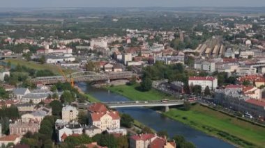 Güzel Panorama Köprüsü Nehri San Przemysl Hava Manzaralı Polonya. Yüksek kalite 4k görüntü