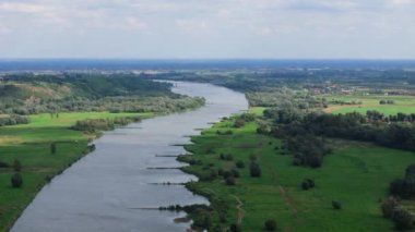 Güzel Peyzaj Nehri Vistula Sandomierz Hava Görüntüsü Polonya. Yüksek kalite 4k görüntü