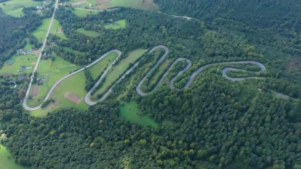 Красивый Serpentine Road Гора Бещады Санок Воздушный Вид Польши Высококачественные — стоковое видео