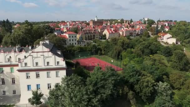 美しいプレイフィールド高校 オールドタウン サンドミシュ 空中ビュー ポーランド 高品質の4K映像 — ストック動画