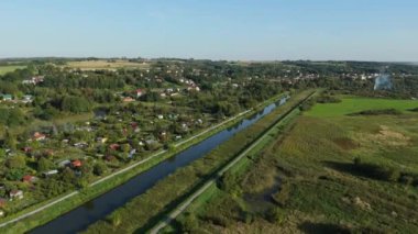 Güzel Peyzaj Nehri Tepesi Evleri Krasnystaw Hava Manzaralı Polonya. Yüksek kalite 4k görüntü