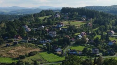 Güzel Peyzaj Dağları Bieszczady Evleri Zagorz Hava Manzaralı Polonya. Yüksek kalite 4k görüntü