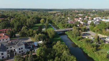Güzel Peyzaj Nehri Köprüsü Krasnystaw Hava Manzaralı Polonya. Yüksek kalite 4k görüntü