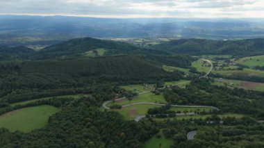 Güzel Serpentine Yolu Dağı Bieszczady Sanok Hava Manzarası Polonya. Yüksek kalite 4k görüntü