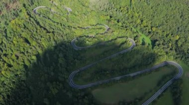 Güzel Serpentine Yolu Dağı Bieszczady Sanok Hava Manzarası Polonya. Yüksek kalite 4k görüntü