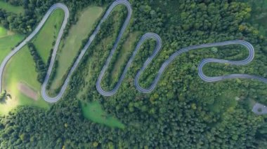 Güzel Serpentine Yolu Dağı Bieszczady Sanok Hava Manzarası Polonya. Yüksek kalite 4k görüntü