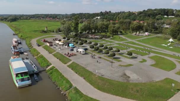 Vackra Boats River Vistula Boulevard Sandomierz Flygfoto Polen Högkvalitativ Film — Stockvideo