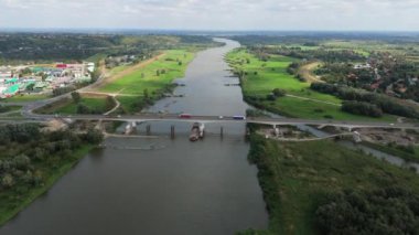 Güzel Peyzaj Köprüsü Vistula Sandomierz Hava Görüntüsü Polonya. Yüksek kalite 4k görüntü