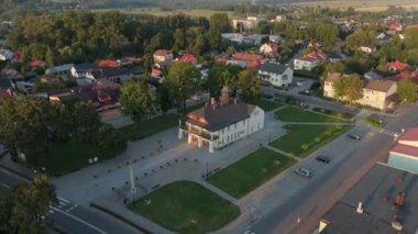 Şehir merkezindeki güzel konsey pazar meydanı Narol Aerial View Poland. Yüksek kalite 4k görüntü