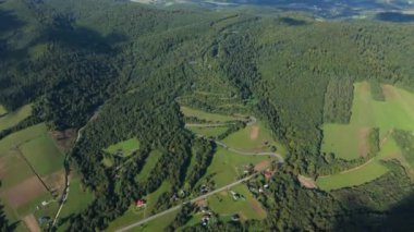 Güzel Serpentine Yolu Dağı Bieszczady Sanok Hava Manzarası Polonya. Yüksek kalite 4k görüntü