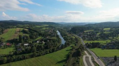 Güzel Peyzaj Dağları Bieszczady Nehri Zagorz Hava Manzarası Polonya. Yüksek kalite 4k görüntü