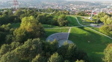 Güzel Manzara Amfitiyatrosu Tepesi Przemysl Hava Görüntüsü Polonya. Yüksek kalite 4k görüntü