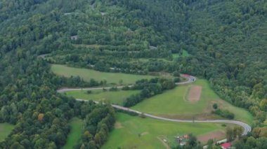 Güzel Serpentine Yolu Dağı Bieszczady Sanok Hava Manzarası Polonya. Yüksek kalite 4k görüntü
