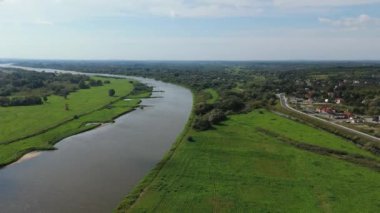 Güzel Peyzaj Nehri Vistula Sandomierz Hava Görüntüsü Polonya. Yüksek kalite 4k görüntü